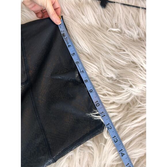 Offline by Aerie Womens The Hugger High Waisted Crackle Leggings Black SZ Medium - Picture 7 of 10